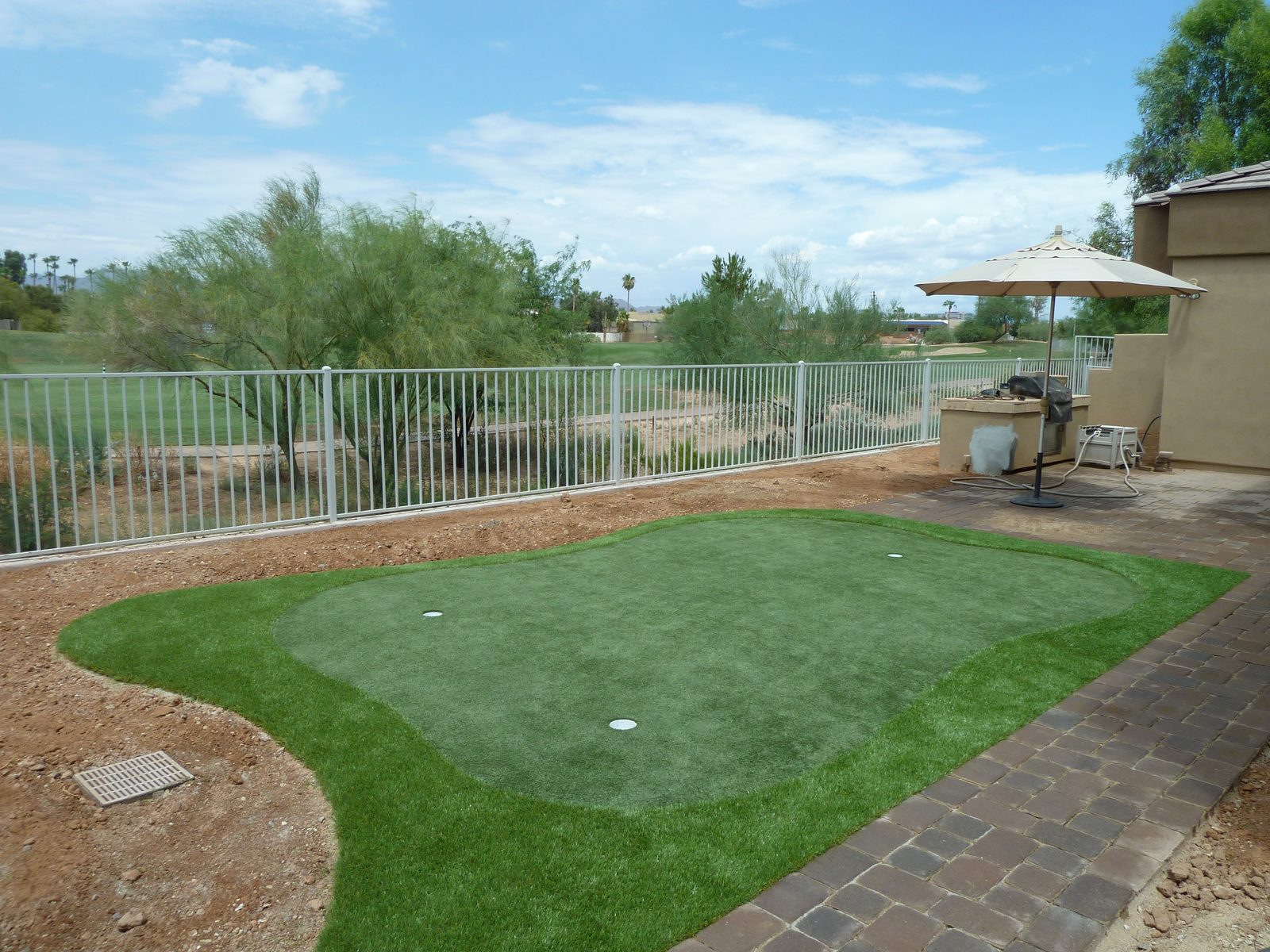 Desert backyard putting green, installed by Arizona Turf Masters